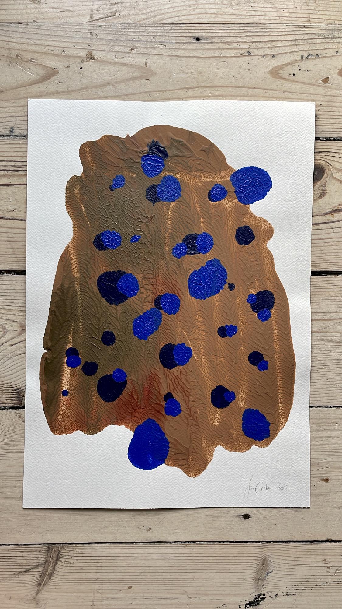 A3 / Brown with blue dots