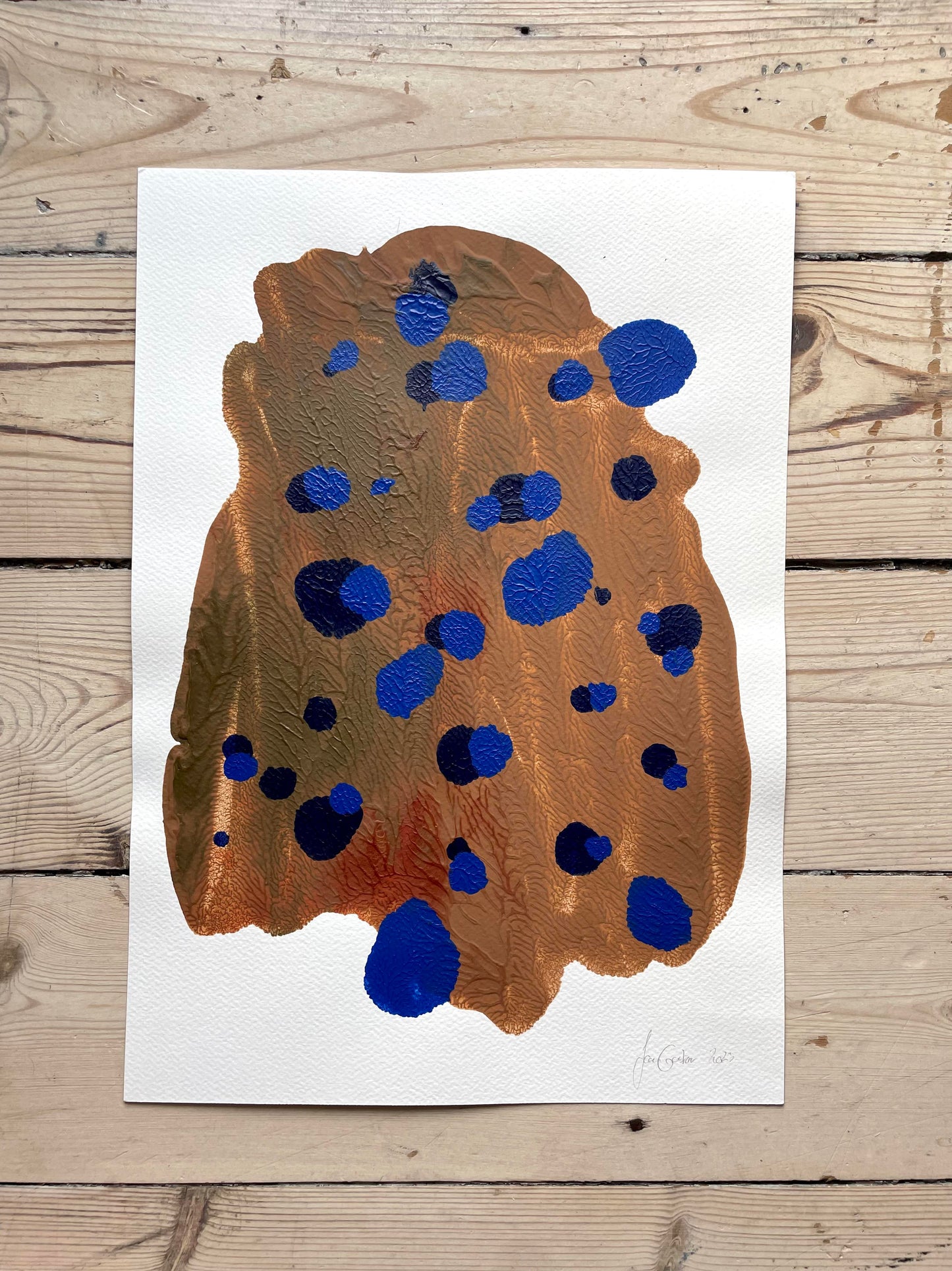 A3 / Brown with blue dots